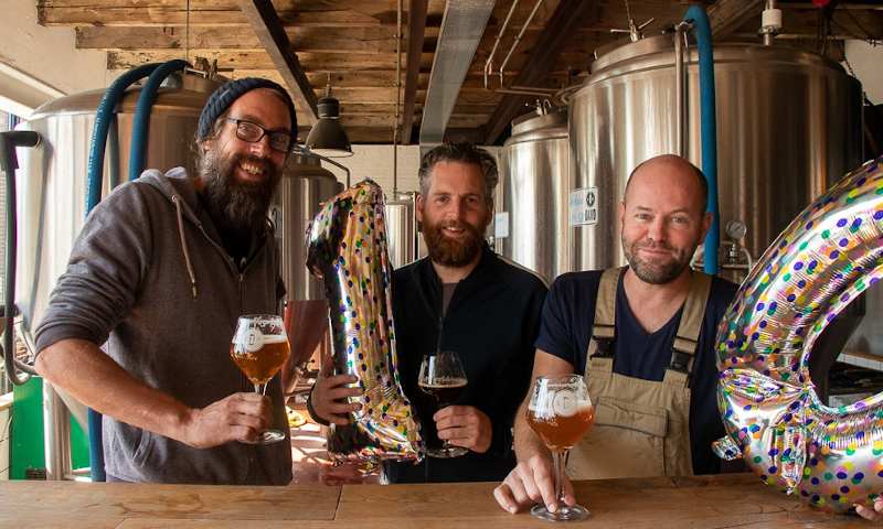 Drie oprichters van DAVO Bieren tijdens het 10-jarig jubileum
